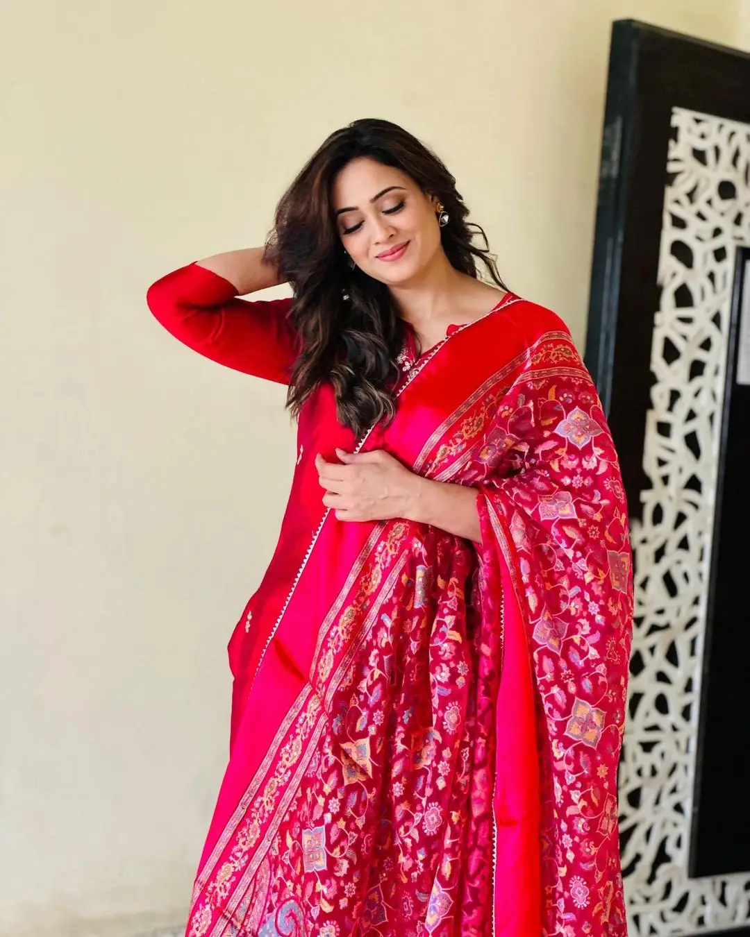 Hindi TV Actress Shweta Tiwari Stills In Red Gown